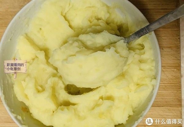 保鲜膜|2个土豆这样做,简单方便,绵软滑嫩,越吃越想吃,根本停不下口