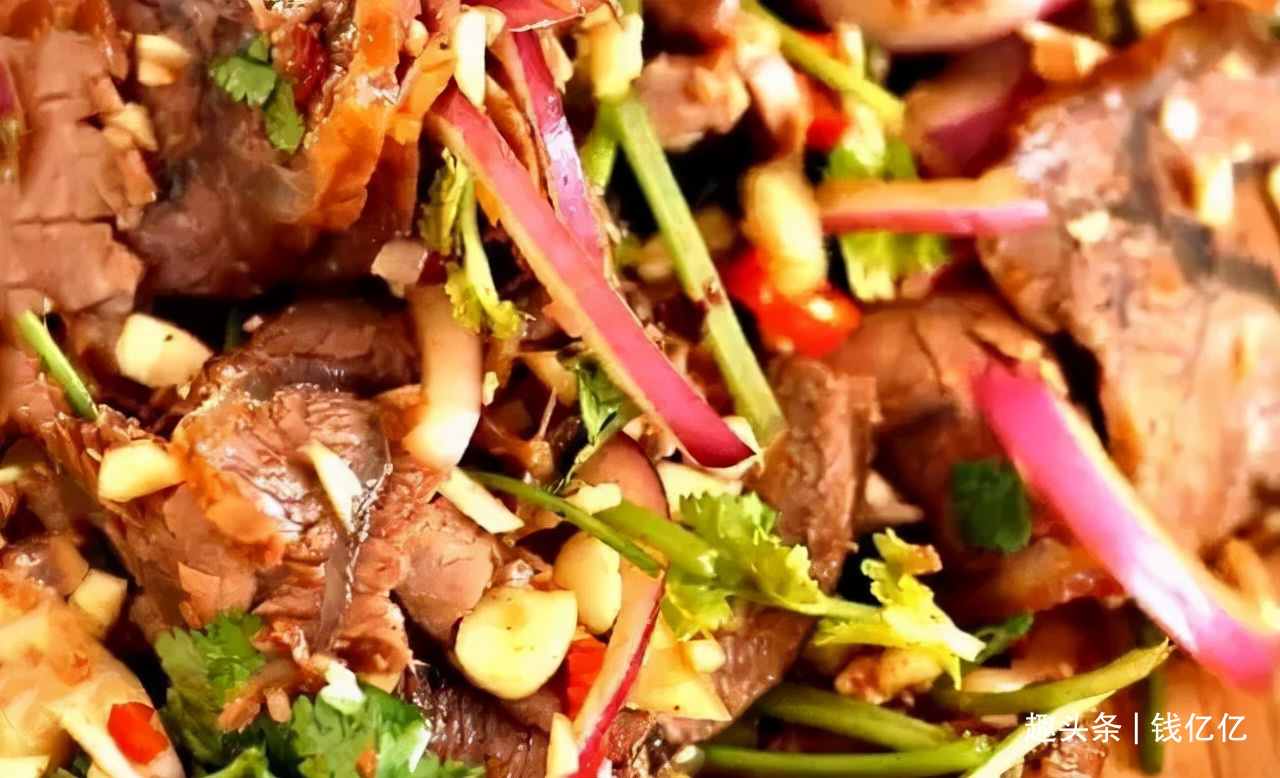 介绍五香酱牛肉的做法,既简单,牛肉酱香软嫩又不塞牙!