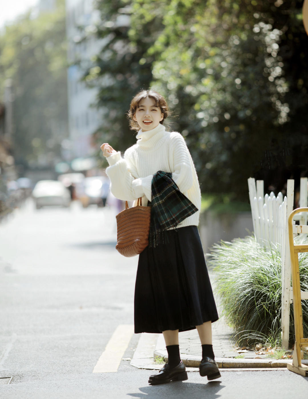 黑色 冬天怎么穿才经典洋气?选择“黑+白”基础色搭配,照着穿都很美