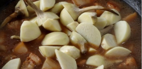 这样烧红烧肉好吃,小火慢炖是窍门,吃起来肥而不腻,入口即化