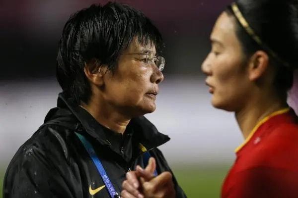 津云新聞網(wǎng)|凌晨1點(diǎn)，天津媒體再現(xiàn)爭(zhēng)議報(bào)道：賈秀全遭質(zhì)疑，球迷罵聲一片