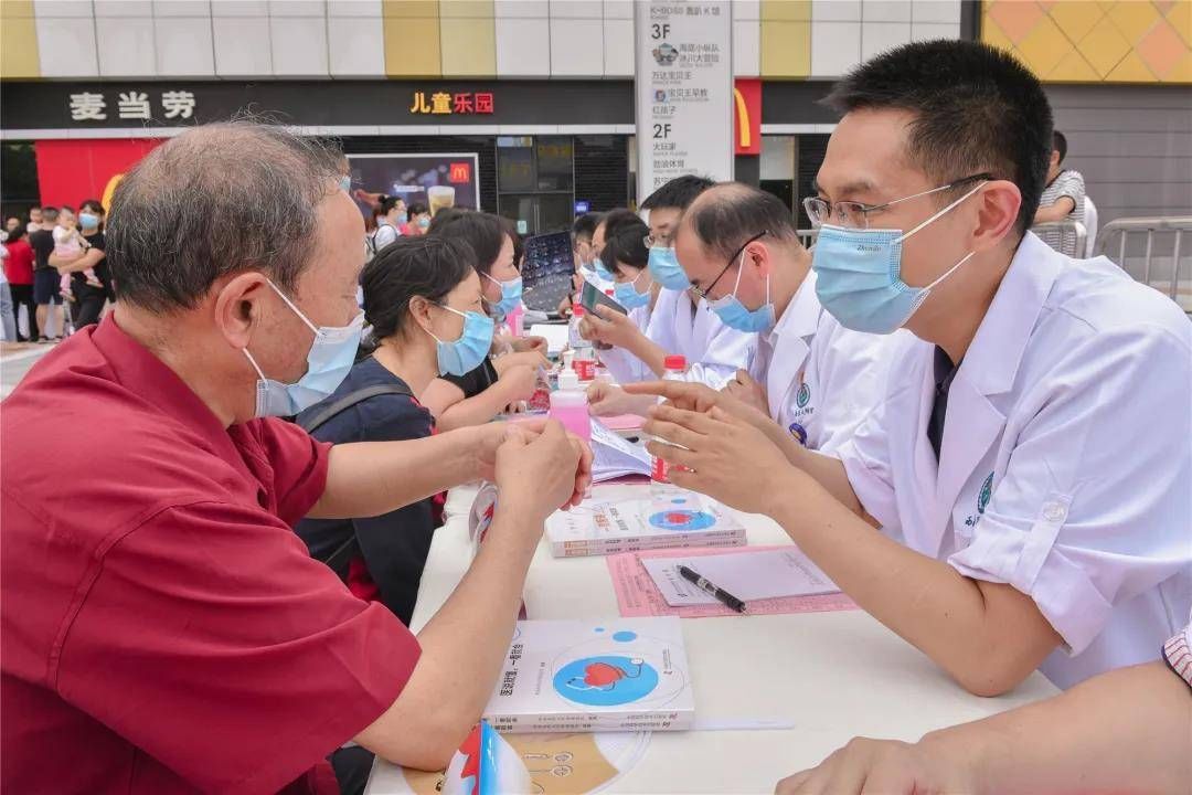 西南医科大学|点赞！医学大咖“坐镇” 西南医大附院把医院“搬”到了商场