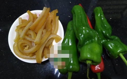 没什么胃口吃饭,我随便炒了这菜,上桌立马胃口大开,配饭吃撑了