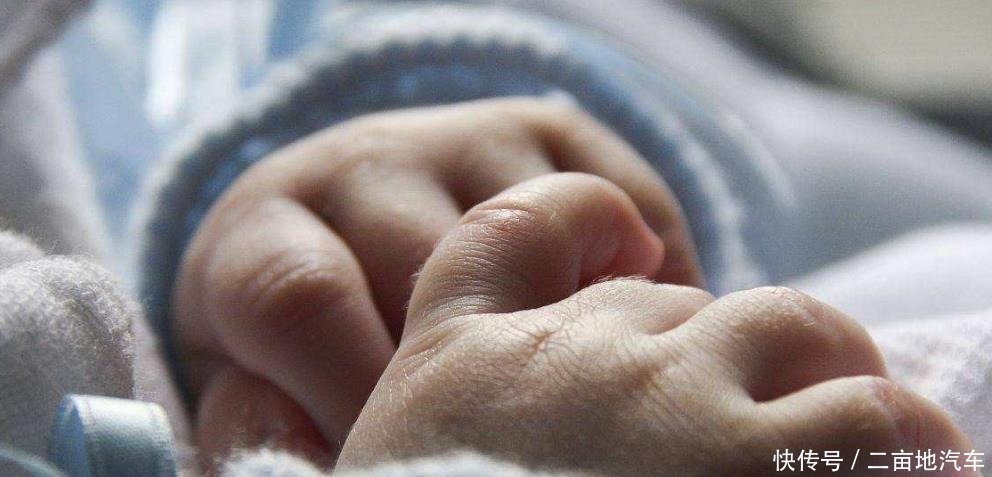 睡眠时间|爸爸哄娃一小时以为他睡着了，妈妈回来看见这样一幕，网友亲爹