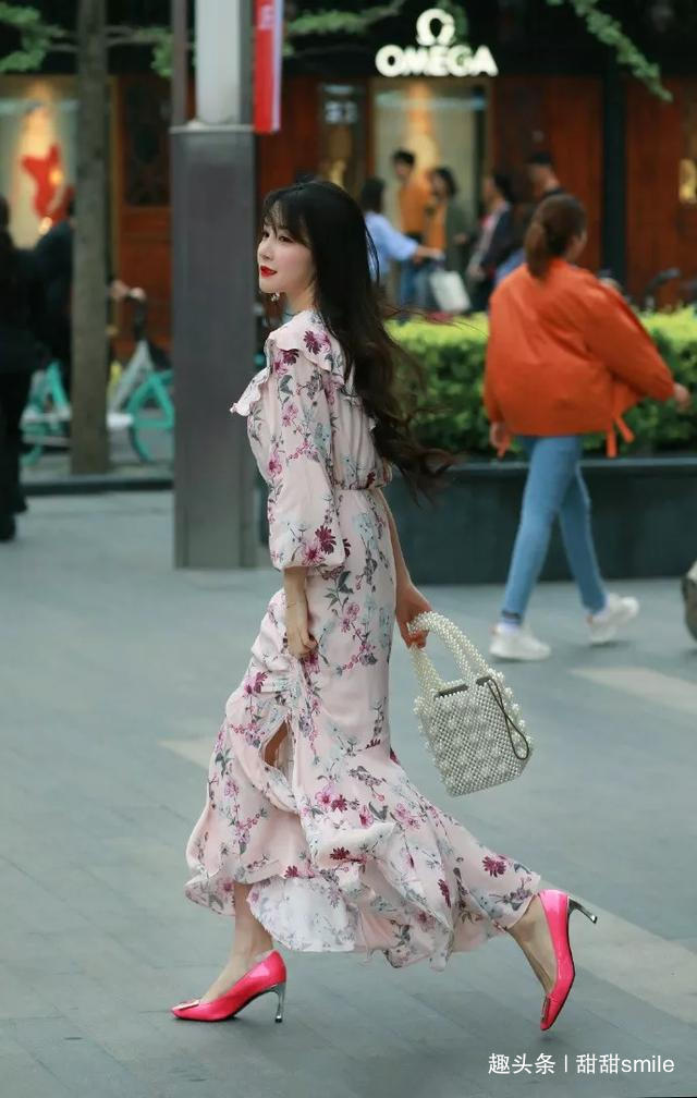 高跟鞋 美女一双粉色的高跟凉鞋,展示出她优雅的双腿,带着优雅与气质