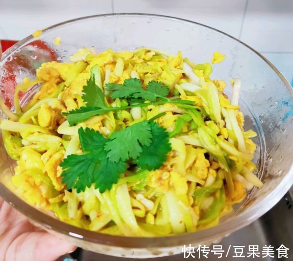 这道家喻户晓的蒜苗炒鸡蛋是怎么做的呢？