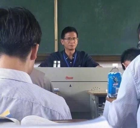 老师进教室前后对比图，“一秒变脸”逗乐网友：悲欢只在一瞬间