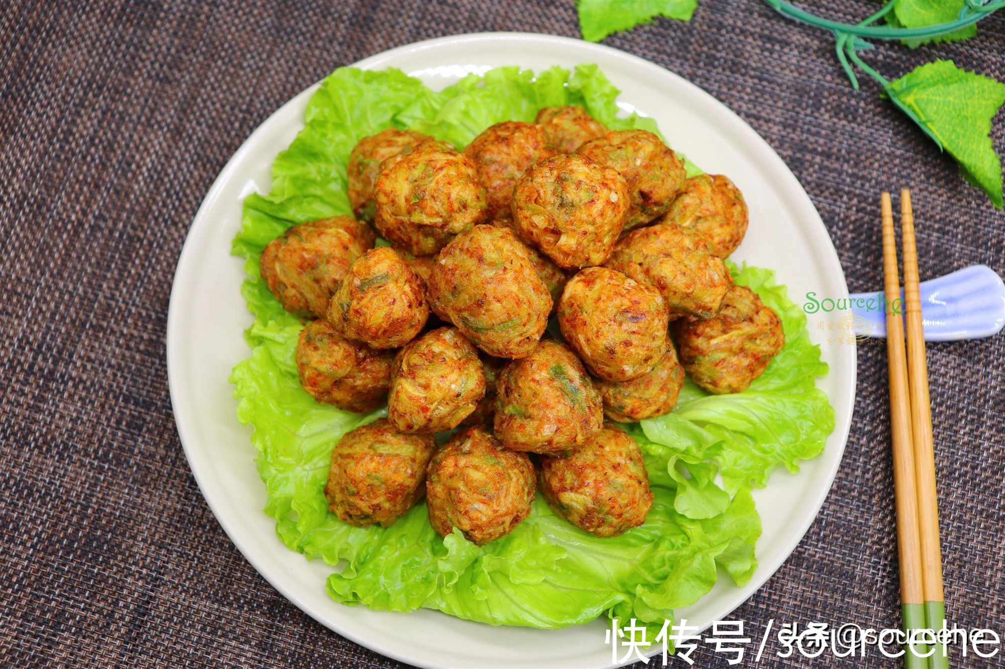 2根萝卜1碗粉，揉搓成小丸子，炸得香喷喷的，一口一个停不下来