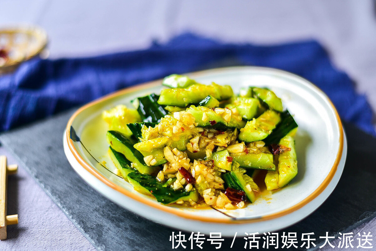 好吃|凉拌黄瓜，直接用盐腌就错了，多做1步，黄瓜更清脆，好吃又入味