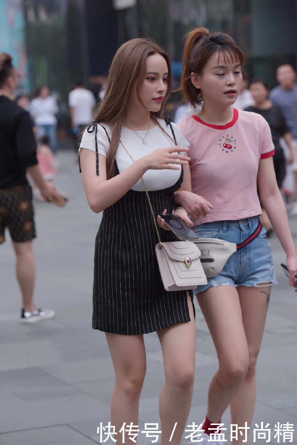 吊带短裙|街拍与闺蜜同行,选择适合自己的穿搭,才能美出专属的风格