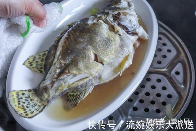 清蒸鱼，蒸几分钟要不要抹盐豉油怎么淋看看你做对了没