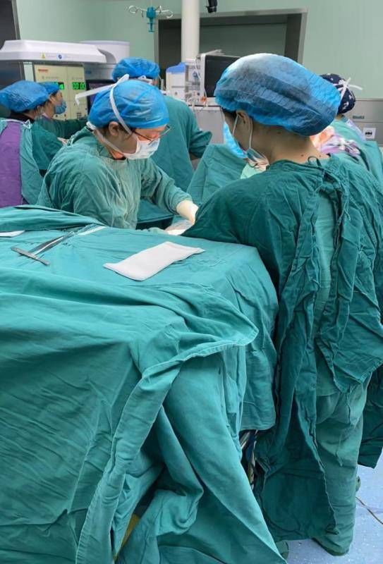 入院到娃娃剖出仅用17分钟，医护人员“狂飙”急救脐带脱垂双胞胎孕妇