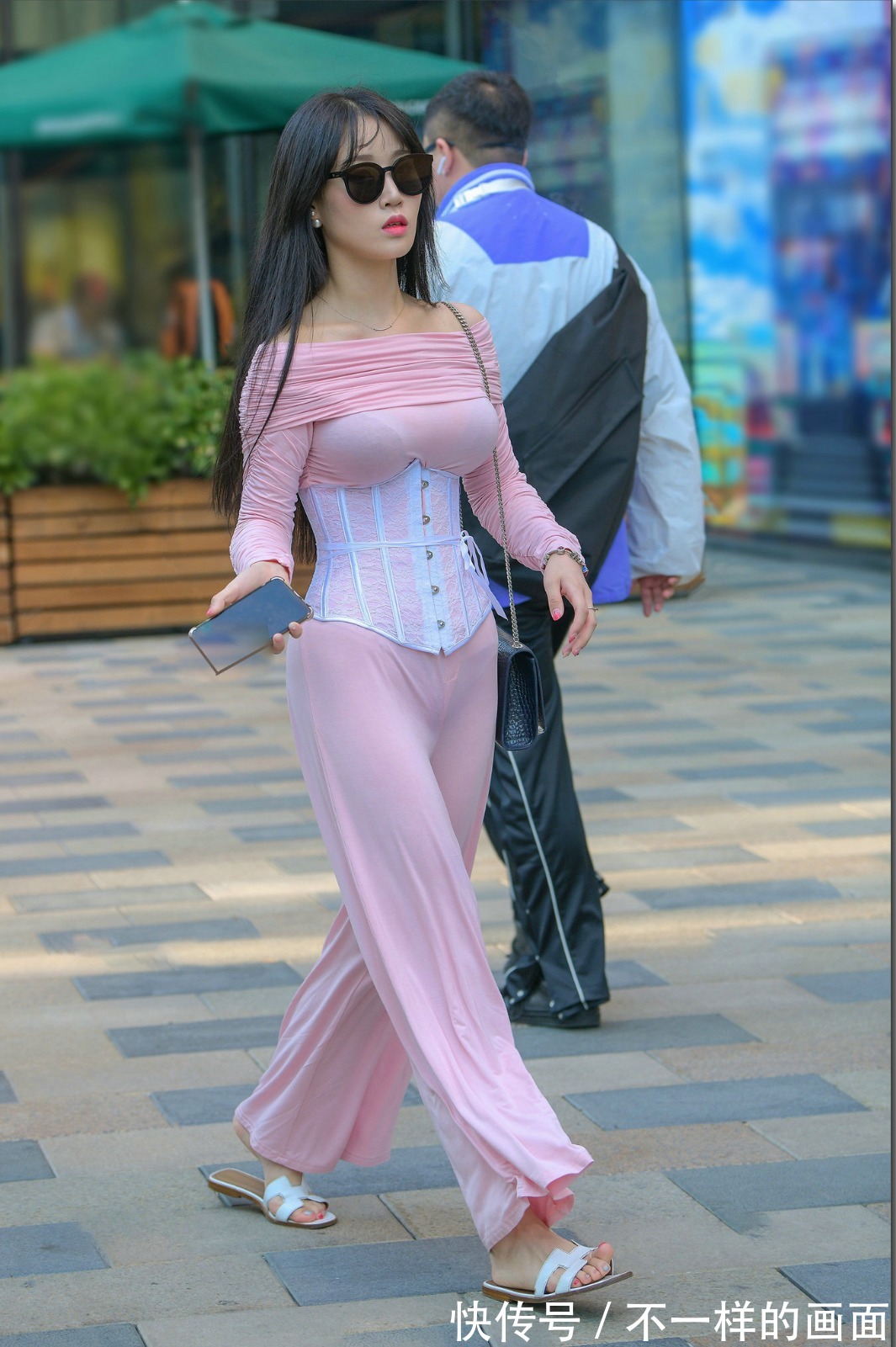 穿衣搭配|街拍:姑娘这衣服不单单是贴身了,简直就是诱惑!