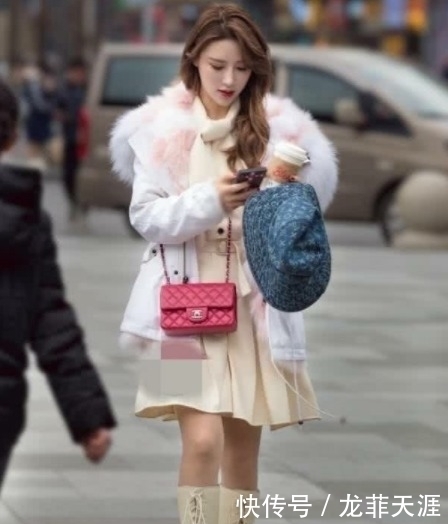 街拍美图:时尚亮眼的小姐姐,韵味十足的裙装打扮,魅力四射!