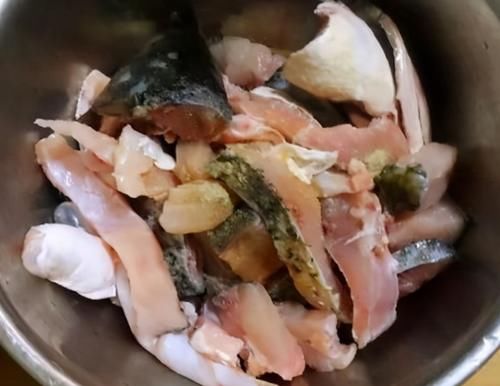 过年炸鱼块，别只知道挂面糊，这么做才正确，鱼块更香酥更入味