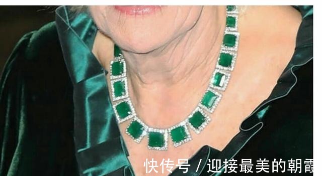 蛇形项链 卡米拉的蛇形项链20年前做情人时查尔斯送的,蛇蝎气质一目了然