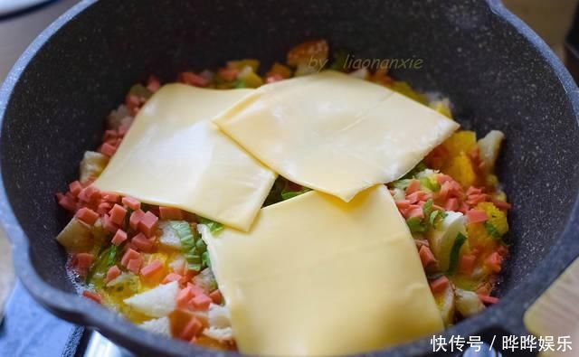 2个吐司面包3个生鸡蛋,做小孩最喜欢的早餐饼,比比萨简易多了