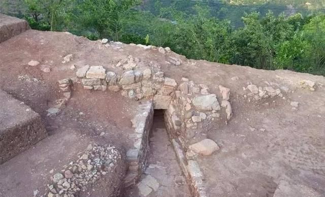 石片|学生意外捡到一块石片,专家花10块买走,如今为何成为一级国宝