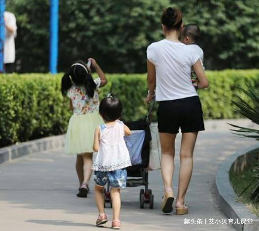 母乳|宝妈地铁上掀衣喂母乳,被大爷大骂没素质,宝妈回怼引乘客称赞