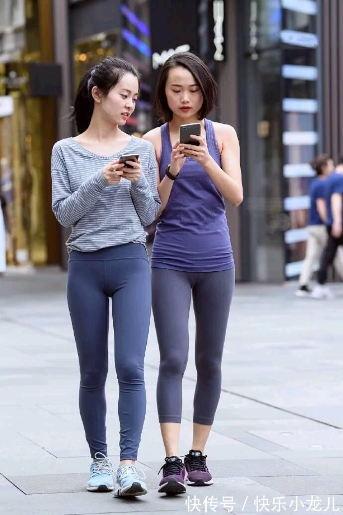 时尚 小姐姐穿瑜伽裤很时尚,看上去也很优雅可爱