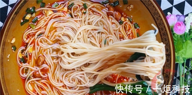 面条此吃法真过瘾,几分钟就完成,比牛肉面还香,早餐2大碗不够