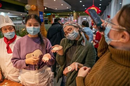 留校过年香不香？俄罗斯女留学生第一次包饺子，上海财经大学师生共度除夕