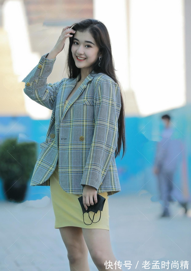 淑女 时尚穿搭:浅绿色西装外套,搭配黄色连衣裙,尽显淑女气质