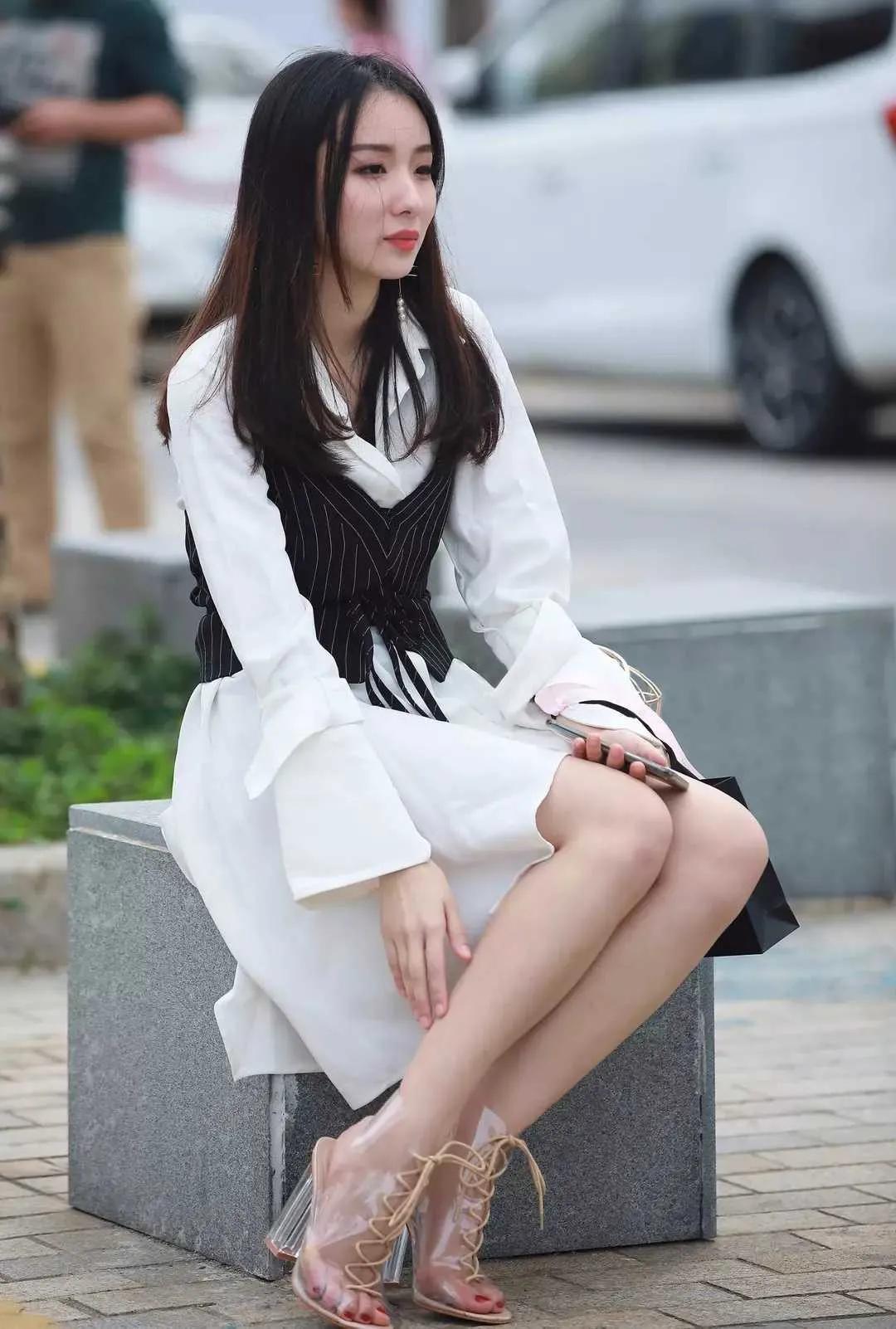 高跟凉鞋 难道今年流行透明高跟凉鞋吗30位美女穿出了简约而不简单的效果