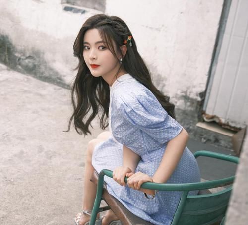 飘带|张子枫如今都成大美人了！戴上飘带贝雷帽，美成动漫里的女主角了