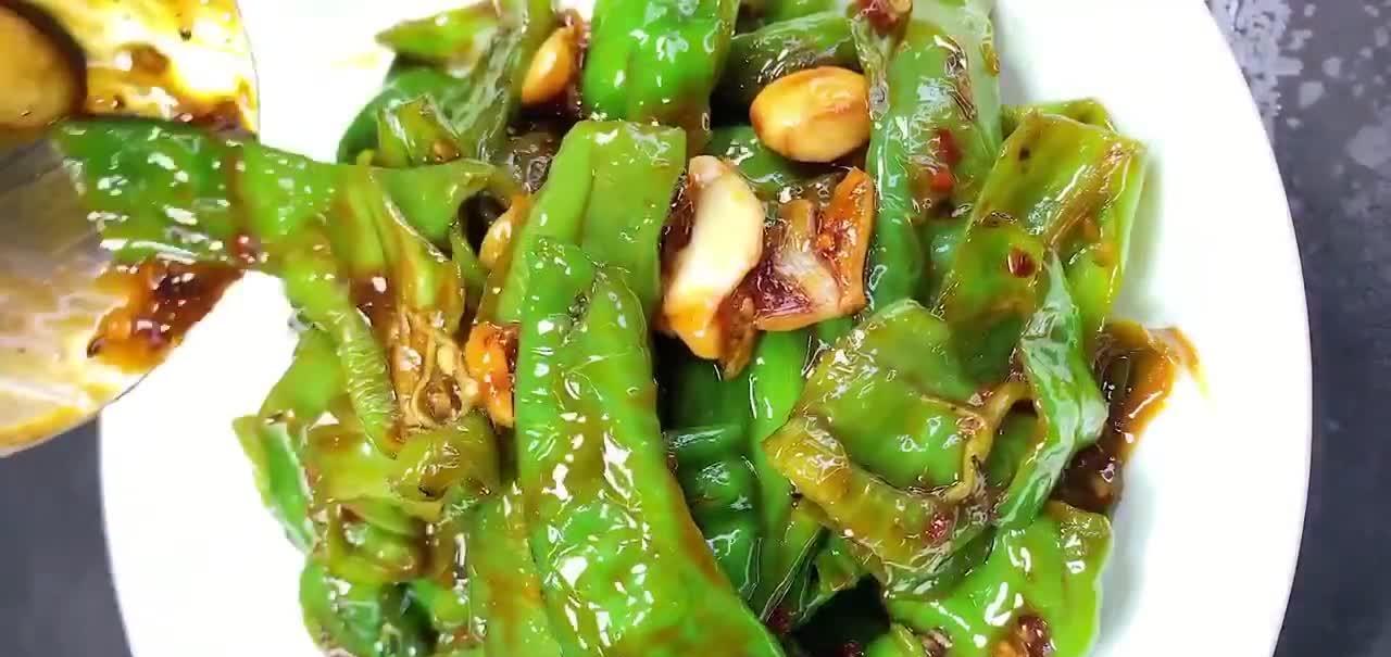 虎皮青椒的做法,香辣脆爽好吃不油腻,和米饭搭配拿肉都不换