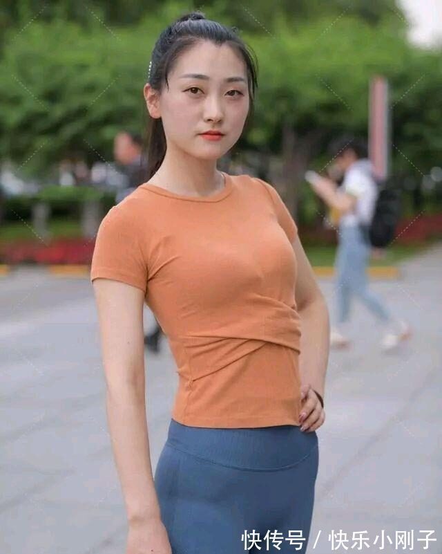 装扮 打底裤装扮随性百搭绽放青春,更加时尚体面