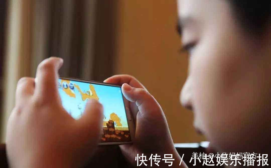 老师|孩子带手机去幼儿园，老师发现后怒摔手机，宝妈：你敢摔我手机