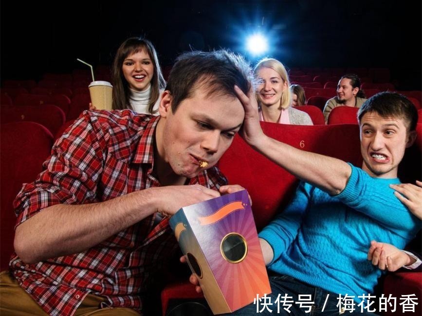 熊孩子|男童踢坏电影屏幕,影院索赔巨款,熊孩子闯祸该谁背锅