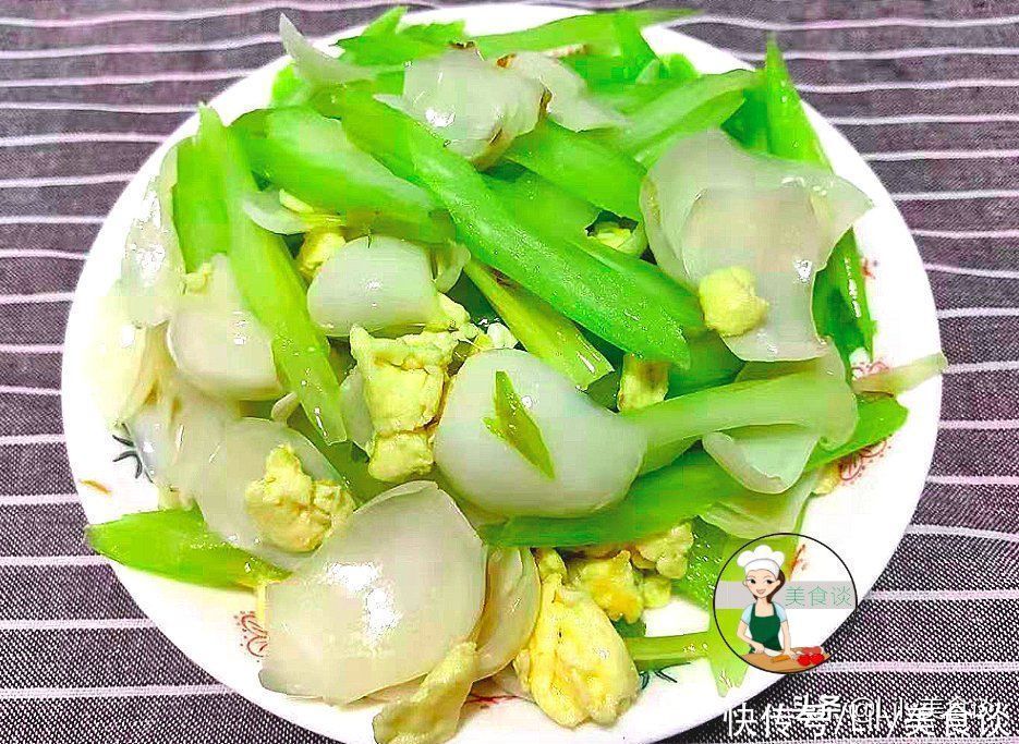 秋天,记得多吃这“一白一绿”,不放肉炒也很香,秋天吃它特养人