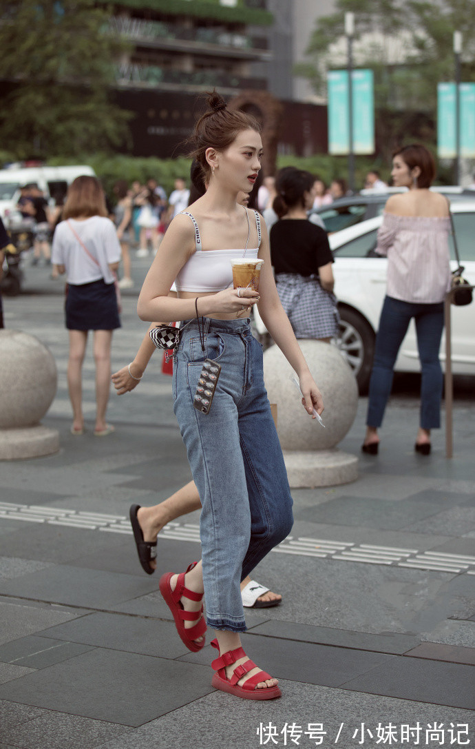穿搭|街拍路人,穿搭时尚又大胆,还长得好看,自然艳压群芳