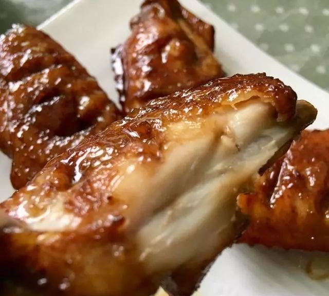 比可乐鸡翅还好吃的蜜汁烤翅，简单三步就能做出来，上桌就光盘！