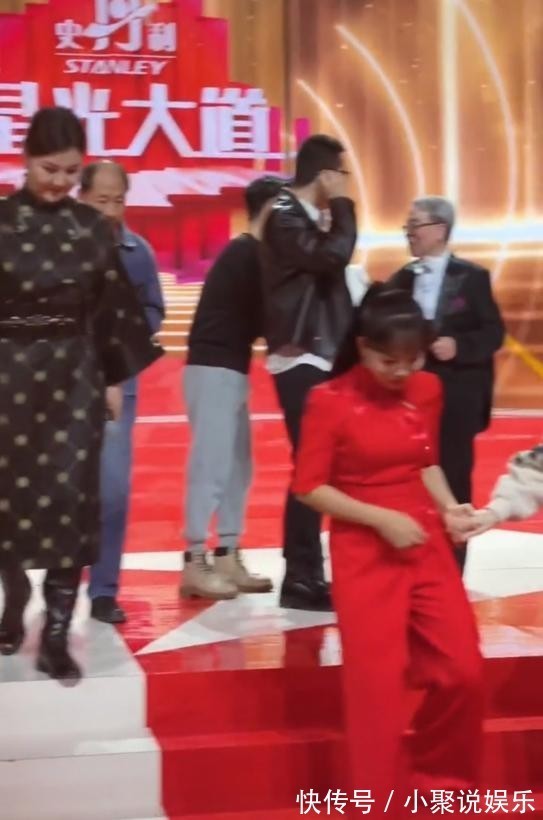 星光大道幕后曝光朱迅被人拉住熱聊，劉大成扶著楊光下臺(tái)很紳士