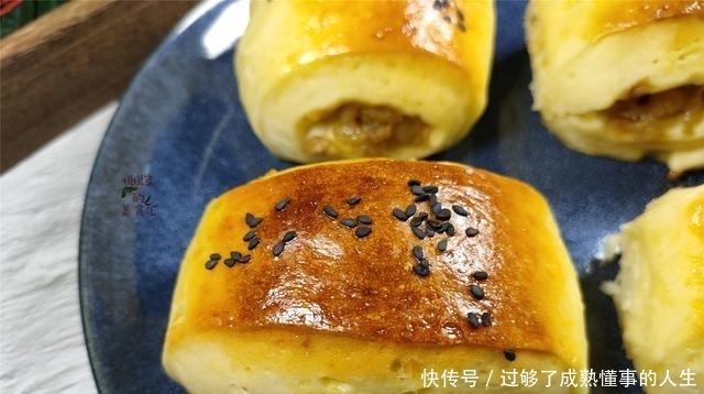 1碗面粉2个鸡蛋,教您做电饭锅面包,一看就会,简单好吃零失手