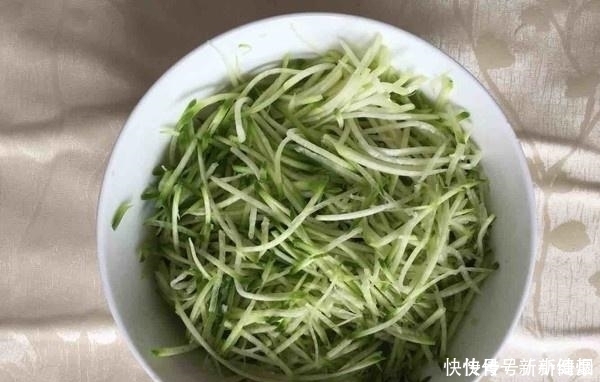 它是小人参，一元一斤，常吃润肺排毒助消化，夏月吃它正当季！