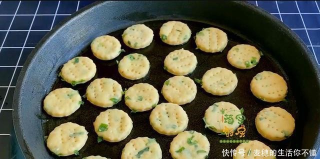 想吃葱油饼干不用买，教你在家做，酥脆咸香，葱香浓郁特解馋！