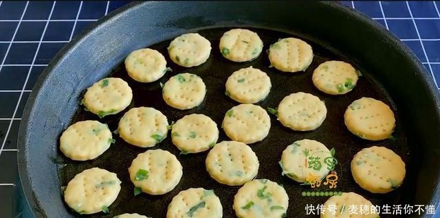 想吃葱油饼干不用买,教你在家做,酥脆咸香,葱香浓郁特解馋!