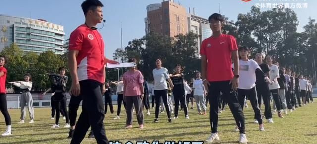 小天天|接地气!苏炳添回暨南大学当教授,周末休息陪老婆去菜市场买菜做饭
