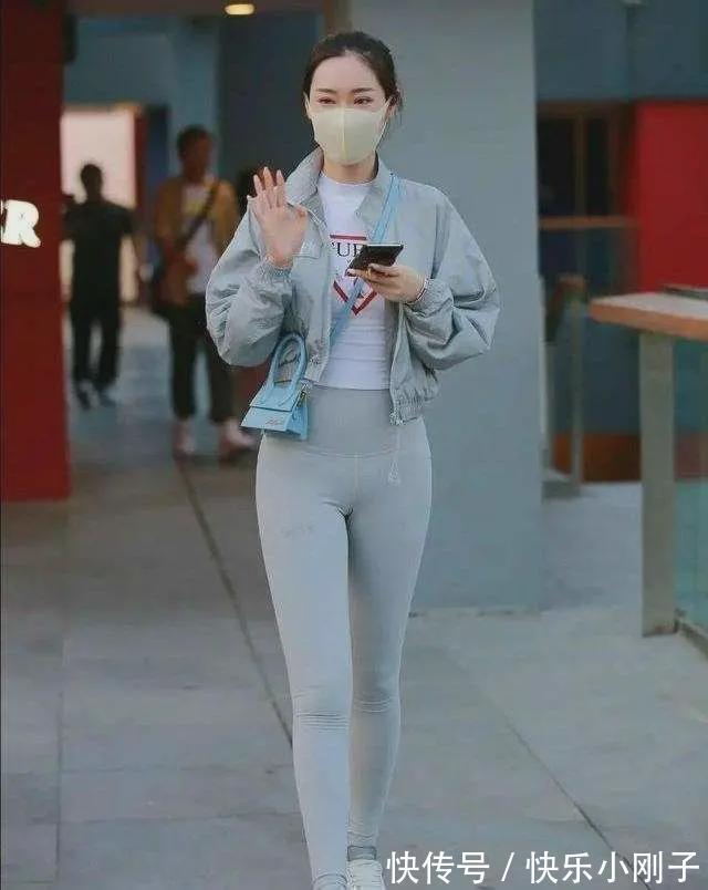 优雅 精致迷人的时尚美女穿瑜伽裤,尽显高贵优雅气质,时髦可人