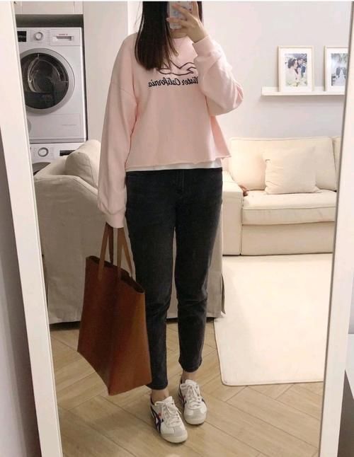 微胖女生变瘦变美，选择一松一紧的穿法就够了，搭配简单却有味道