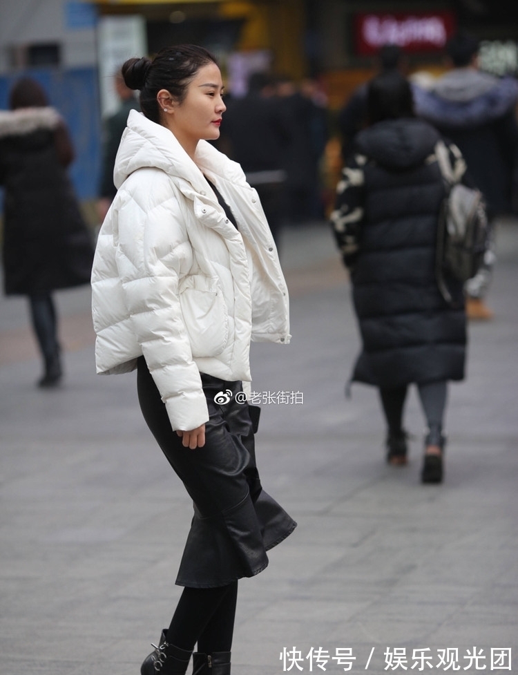 街拍|街拍：美女们穿着标新立异，发型千奇百怪，小编看了也是真是服气