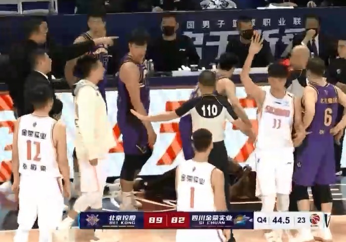 蘭茲博格|韓碩暴力犯規(guī)直接被奪權驅逐，雙方教練對罵，馬布里被吹技術犯規(guī)