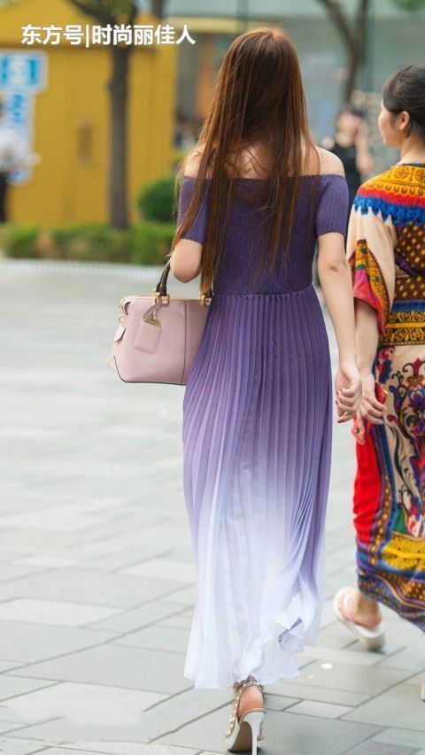 美女|紫色一字肩连衣裙显高贵典雅,搭配白色铆钉高跟鞋,很有仪式感
