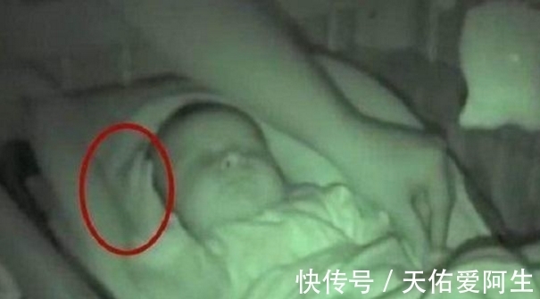 宝宝|女子给宝宝盖被子,看到孩子的2个动作,医生解释完,她瘫在地上