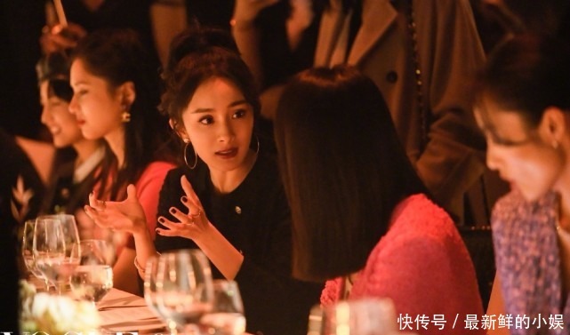 再现|杨幂学院风造型曝光,34岁再现少女感穿搭,漫画腿太抢镜