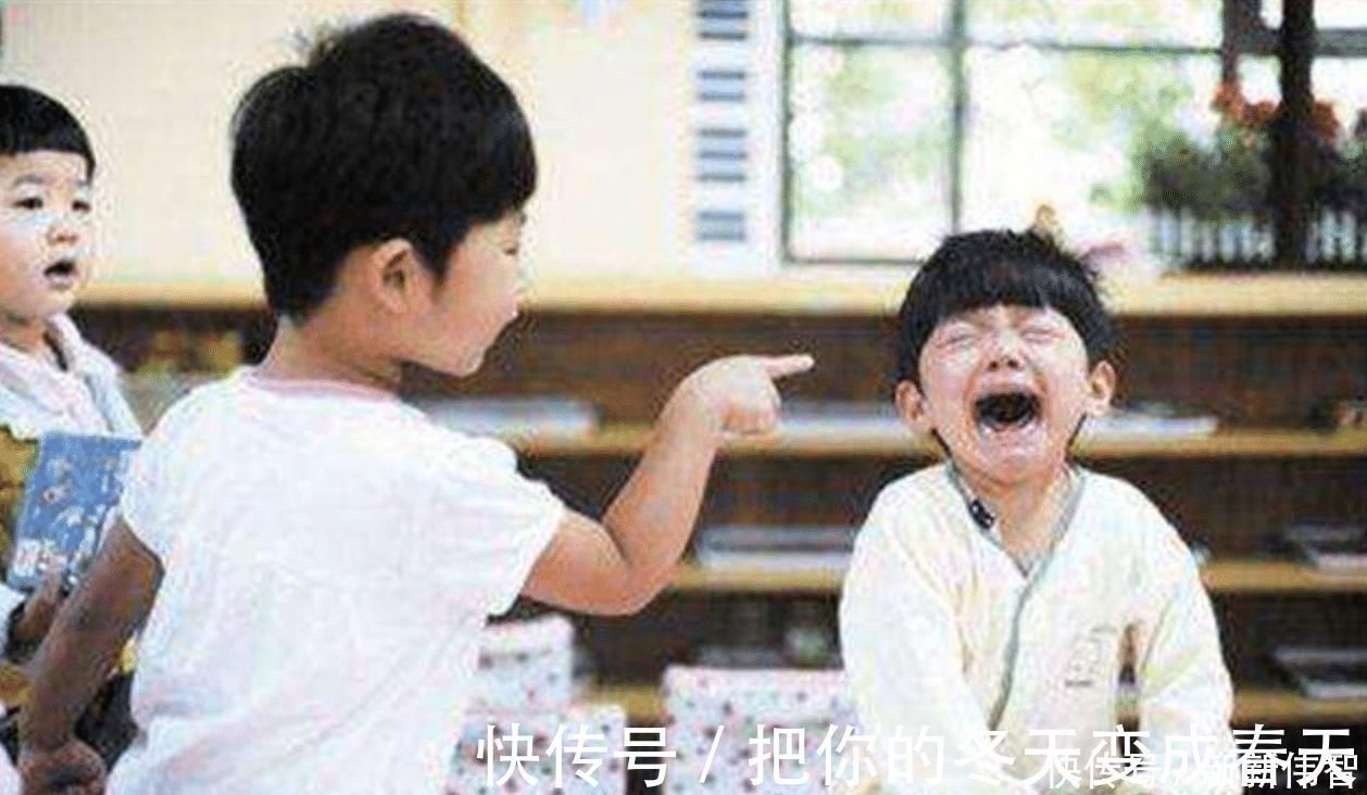 掌掴|“你凭什么还手?”儿子受欺负还手反被惩罚,宝妈气不过掌掴老师